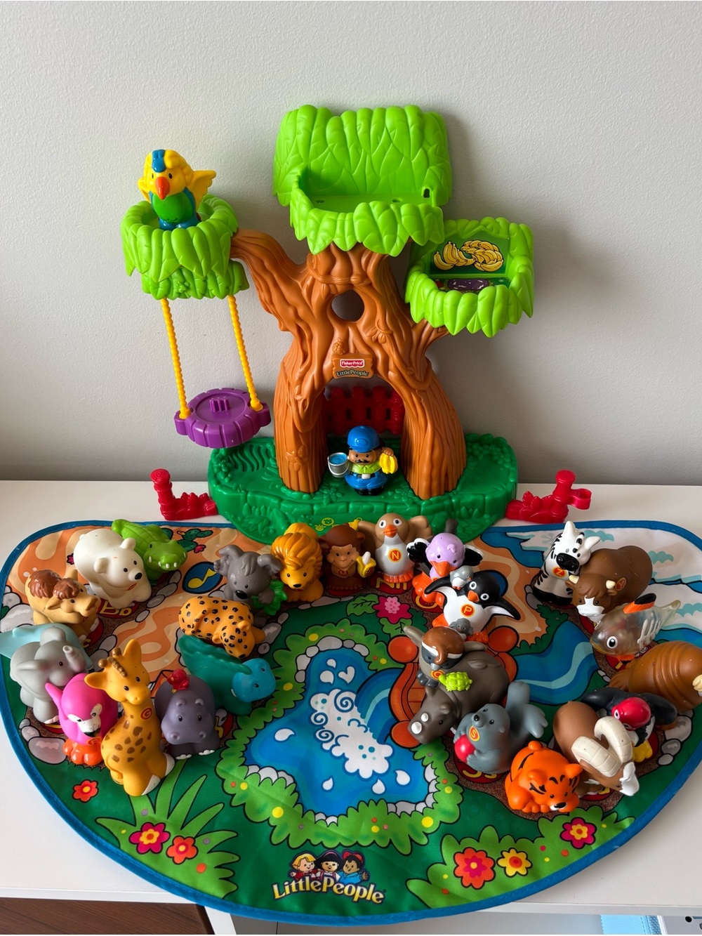 Little People- A-Z Alphabet Learning Zoo
